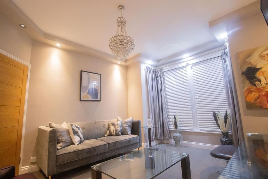 Oikoshomes Three Bedroom Flat In * Londra
